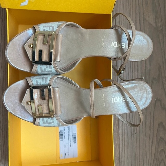 Fendi Women's Black and Brown Slide Sandals❤️❤️